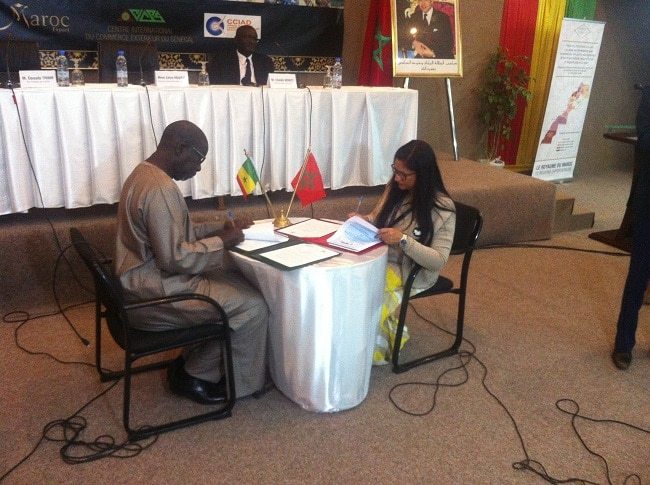 La signature d'un mémorandum d'entente entre Maroc Export représenté par sa directrice, Mme Zahra Maafiri et la Chambre de Commerce d'Industrie et d'Agriculture de Dakar représenté par son vice-président, M. Daouda Thiam. 