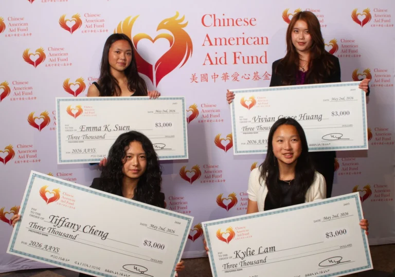 Quatre jeunes posent devant un fond portant le nom Chinese American Aid Fund et tiennent de grands chèques de 3 000 dollars.