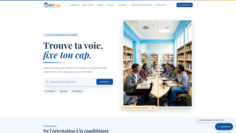 Des étudiants travaillent ensemble autour de tables dans une bibliothèque, entourés de rayonnages remplis de livres.