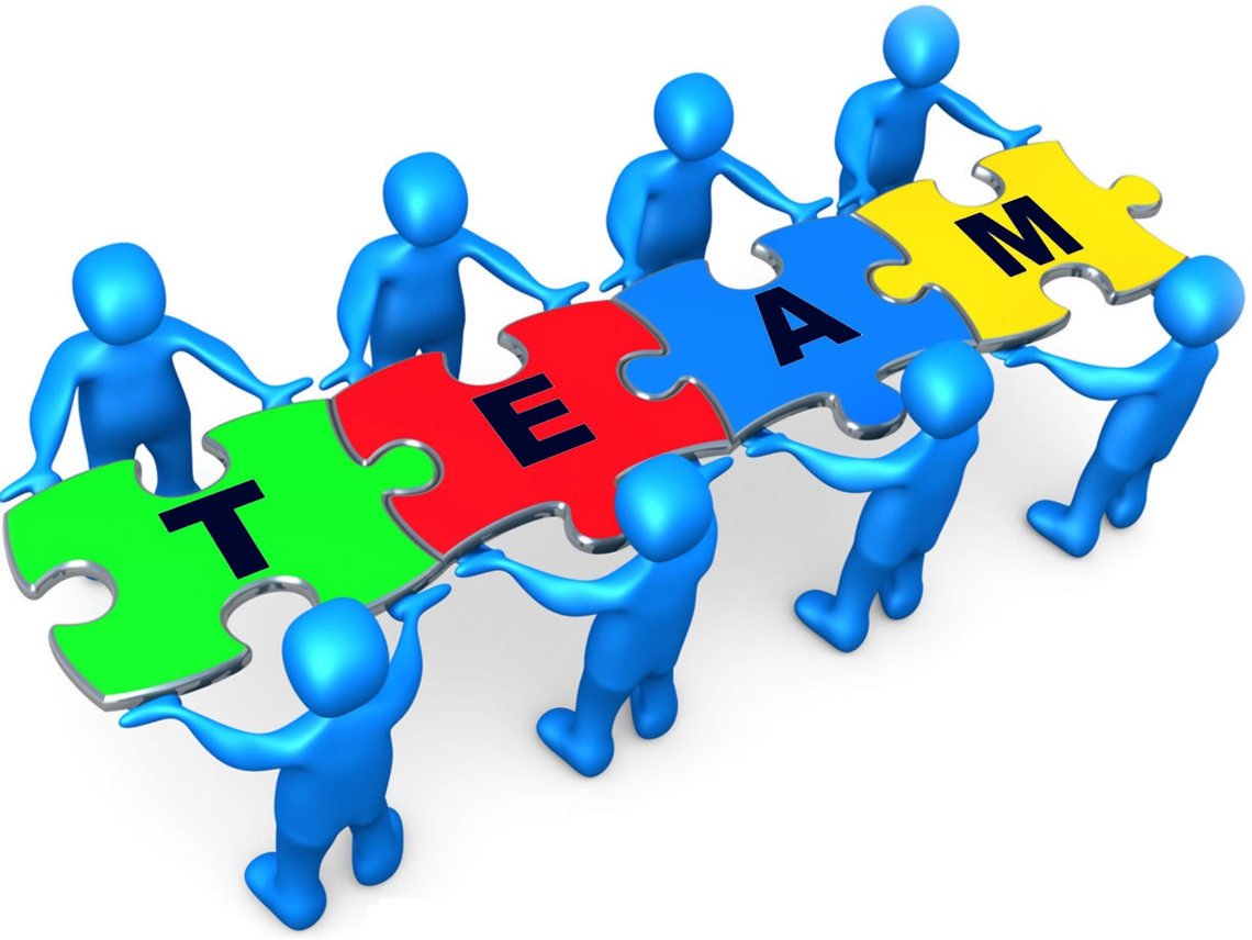 Des personnages bleus assemblent de grandes pièces de puzzle colorées formant le mot « TEAM ».