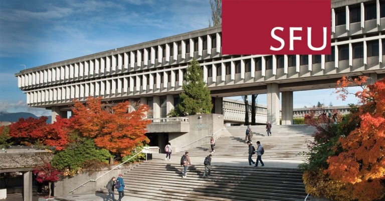 Des étudiants circulent sur les grands escaliers devant un bâtiment universitaire, entourés d’arbres aux couleurs d’automne. Un logo SFU apparaît en haut de l’image.